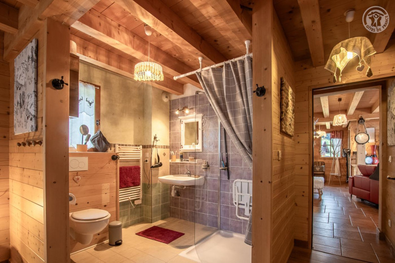 salle d'eau de la chambre N° 5 niveau 1 - © Gîtes de France salle d'eau de la chambre N° 5 niveau 1