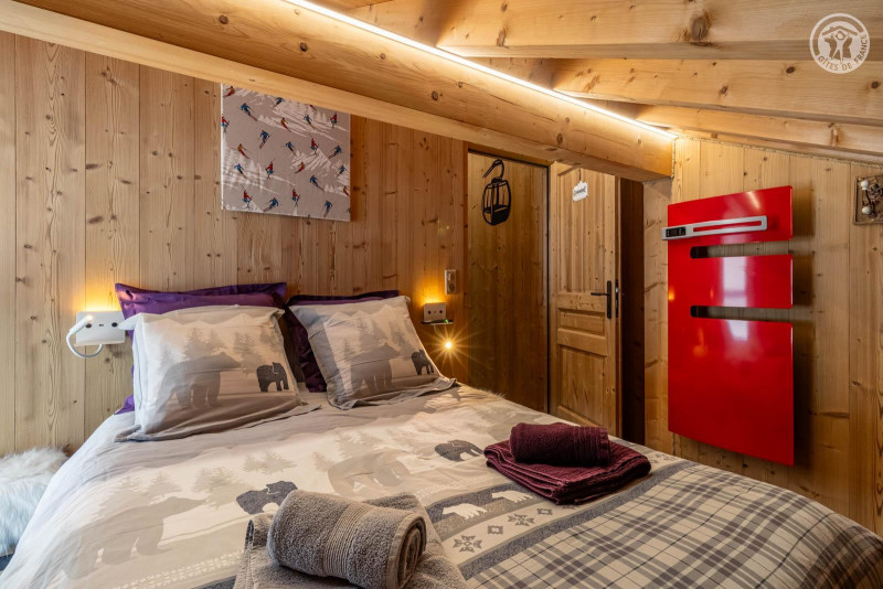 chambre double avec télévision N° 1 niveau 2 - © Gîtes de France chambre double avec télévision N° 1 niveau 2