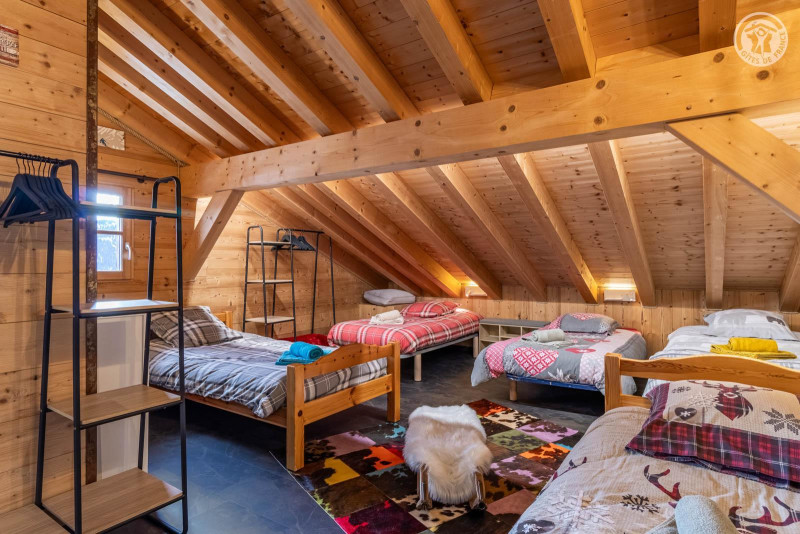 Chambre dortoir 5 lits simples avec télévision N° 4 niveau 2 - © Gîtes de France Chambre dortoir 5 lits simples avec télévision N° 4 niveau 2