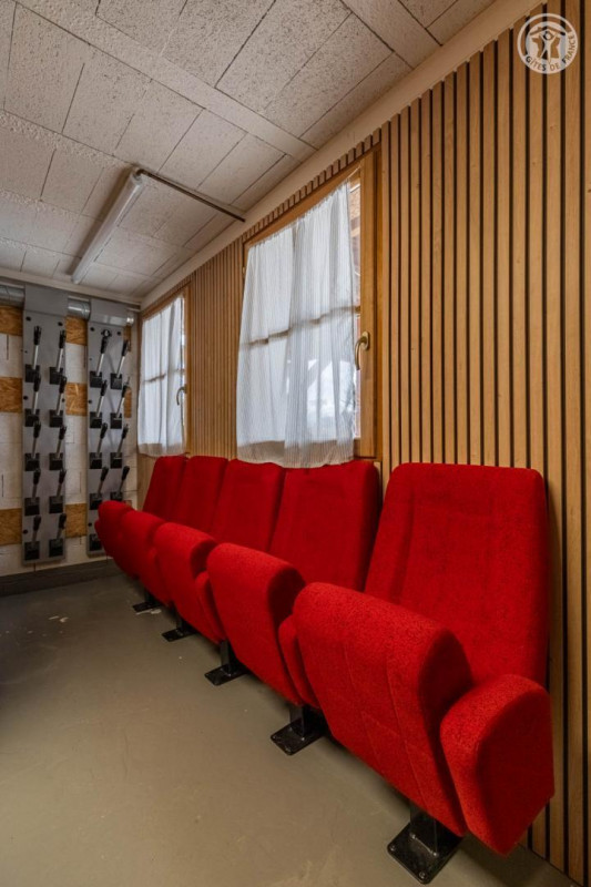 skis room avec sèches chaussures et rangement pour les skis sous sol - © Gîtes de France skis room avec sèches chaussures et rangement pour les skis sous sol