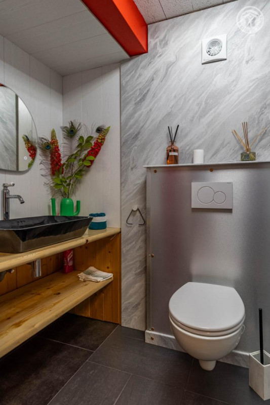 salle d'eau sous sol avec douche, vasque et wc - © Gîtes de France salle d'eau sous sol avec douche, vasque et wc