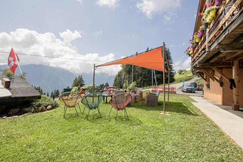 jardin avec salon de jardin, transats - © Gîtes de France jardin avec salon de jardin, transats