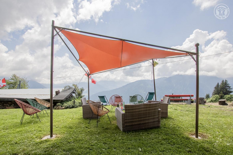 salon jardin et balançoires - © Gîtes de France salon jardin et balançoires