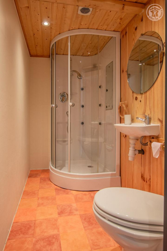Salle d'eau en rez-de-jardin du chalet