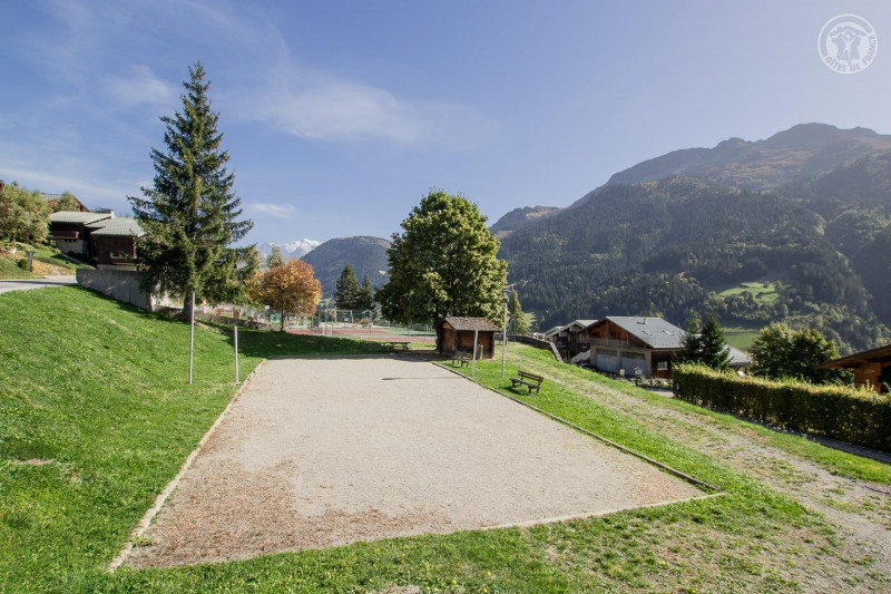 terrain de boules en contrebas du chalet (base de loisirs)