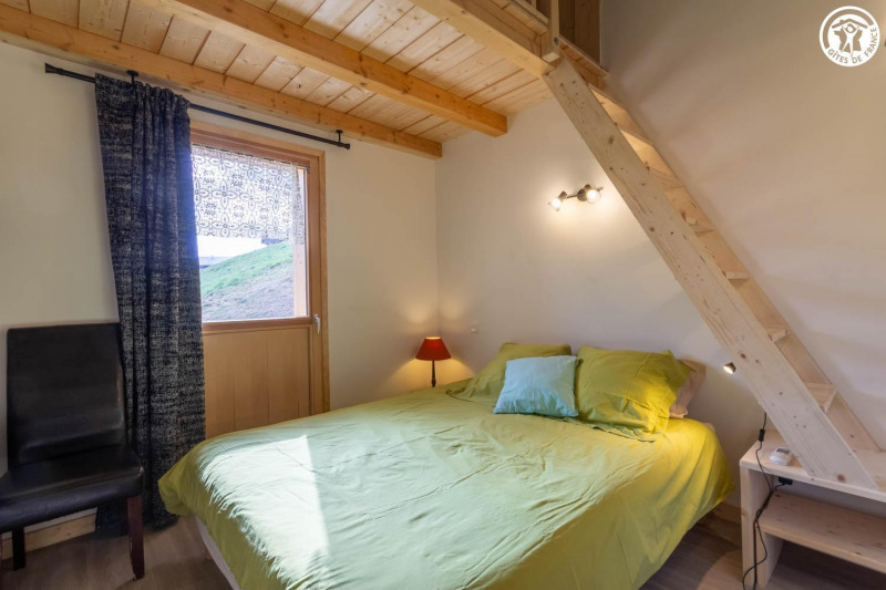 lit 2 personnes 160x200 cm -ou 2 fois 80x200 chambre donnant sur une terrasse orientée à l'ouest - mezzanine non accessible - © Gîtes de France lit 2 personnes 160x200 cm -ou 2 fois 80x200 chambre donnant sur une terrasse orientée à l'ouest - mezzanine non accessible