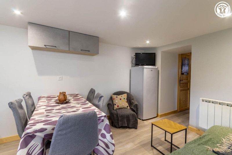 Coin repas et salon avec petite banquette. - © Gîtes de France Coin repas et salon avec petite banquette.