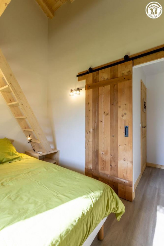 lit 2 personnes 160x200 cm - chambre donnant sur une terrasse orientée à l'ouest - mezzanine non accessible - © Gîtes de France lit 2 personnes 160x200 cm - chambre donnant sur une terrasse orientée à l'ouest - mezzanine non accessible