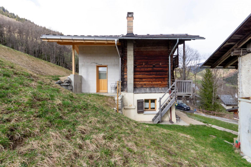 façade à l'ouest avec accès aux chambres situées à l'étage équipé d'un coin détente - © Gîtes de France façade à l'ouest avec accès aux chambres situées à l'étage équipé d'un coin détente