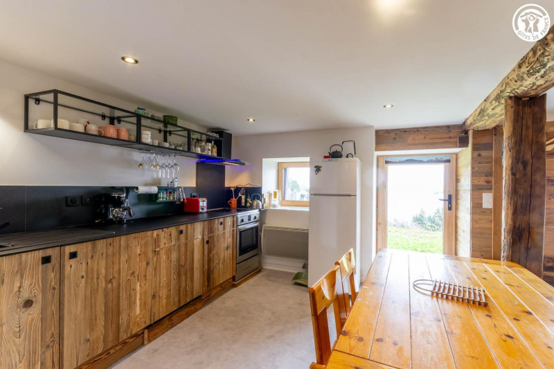 cuisine et porte vitrée vue Beaufortain