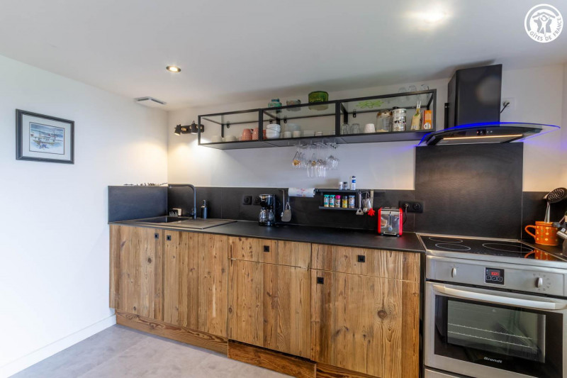 cuisine aménagée, lave vaisselle et cuisinière