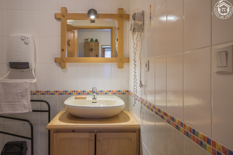 Salle de bain avec douche a l'italienne