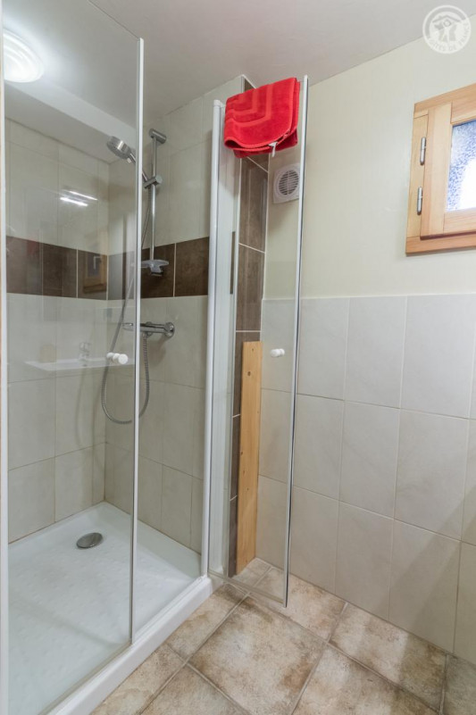 salle de bain avec douche