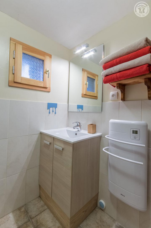 salle de bain avec douche