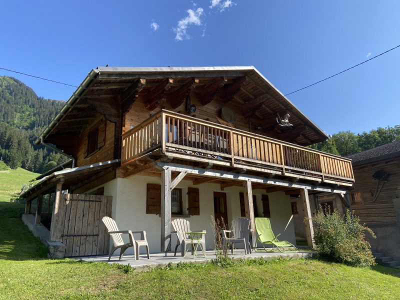vue du chalet sur la  terrasse et le balcon
