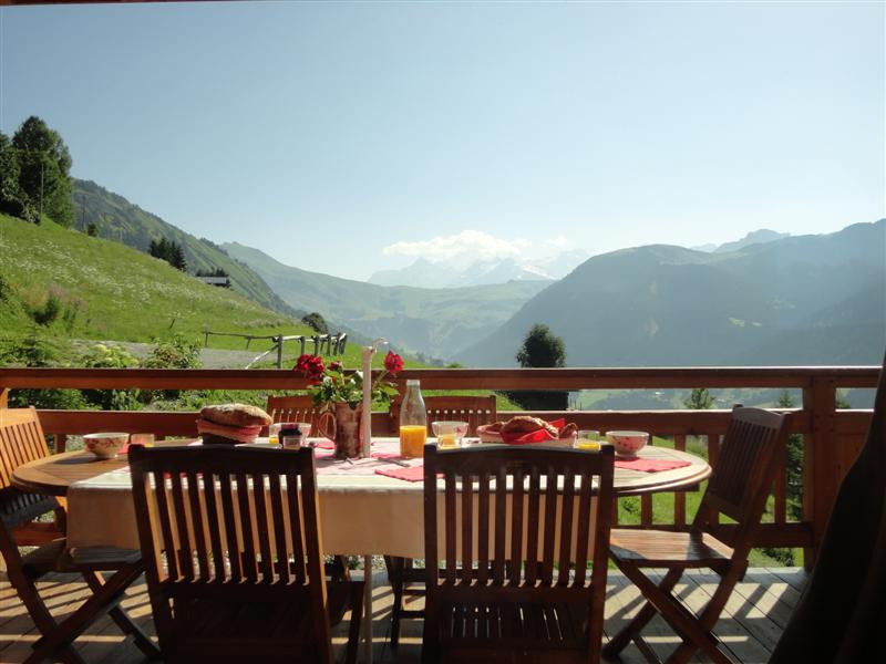 Terrasse avec vue sur le Mont-Blanc - © Gîtes de France Terrasse avec vue sur le Mont-Blanc