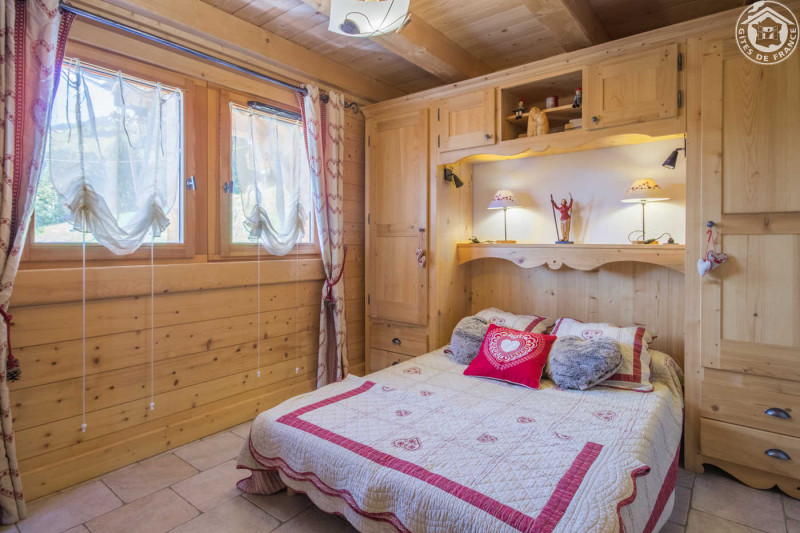 Chambre avec TV et une salle d'eau privative - © Gîtes de France Chambre avec TV et une salle d'eau privative