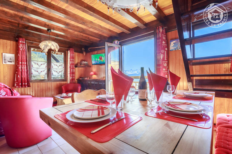 Séjour ouvert sur le balcon, d'un côté l'espace repas de l'autre, l'espace salon.