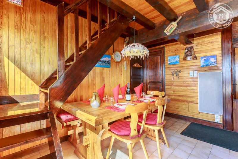 Montée d'escalier vers les 2 chambres à l'étage