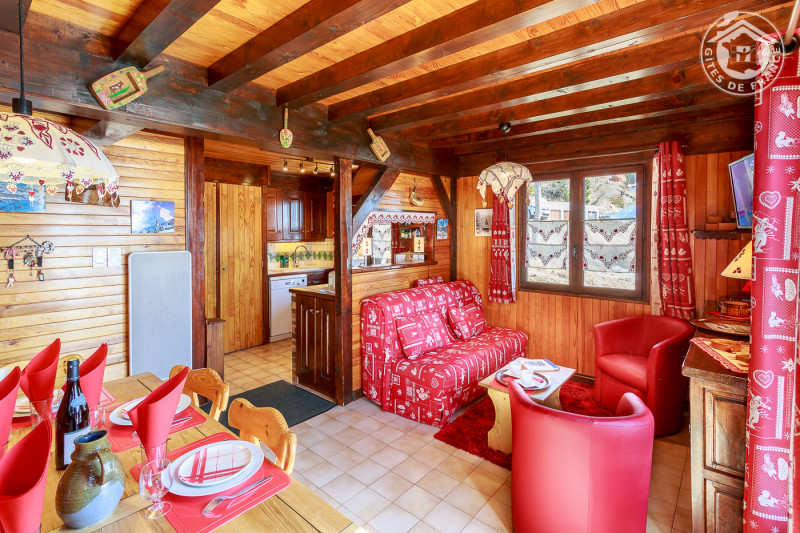 Vue d'ensemble du séjour avec les 3 espaces, le repas, le salon et la cuisine