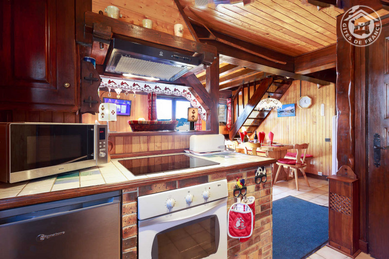 Cuisine ouverte sur le séjour, près de la table des repas