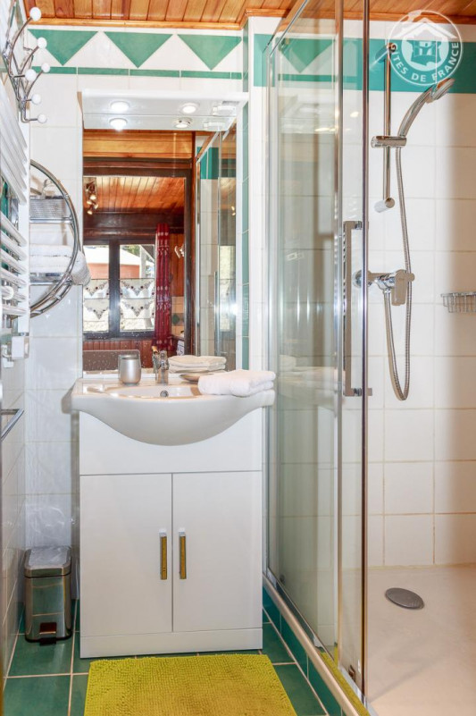 Petite salle d'eau, mais grande douche de 100cm x 130cm et radiateur séche-serviettes