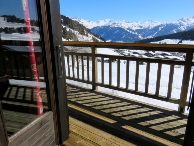 Vue du séjour, le balcon ouvert en plein Sud sur le massif du Beaufortain