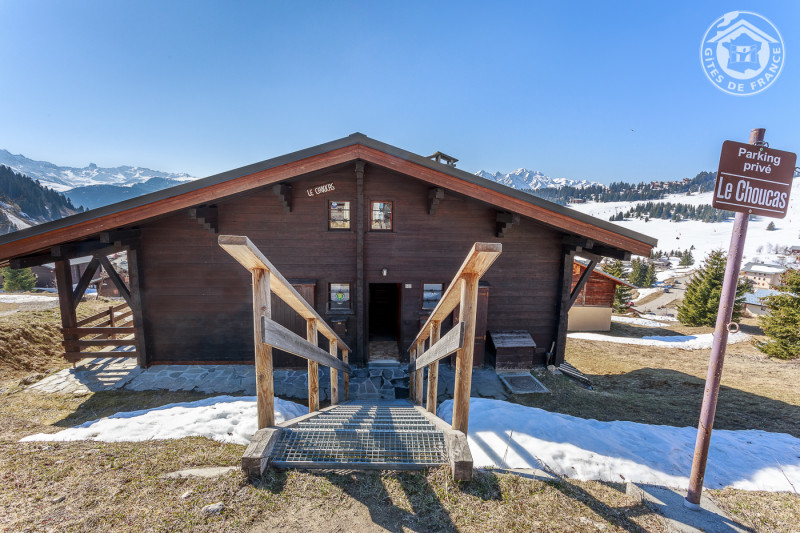 Accès sécurisé avec escalier caillebotis depuis le parking privé sur le rue du Mirantin