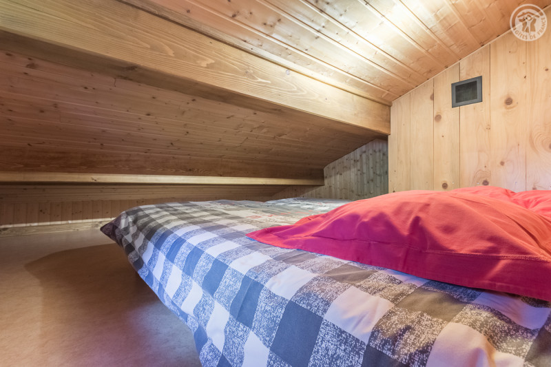 chambre mansardée en mezzanine avec hauteur totale inférieure à 1.80m - © Gîtes de France chambre mansardée en mezzanine avec hauteur totale inférieure à 1.80m