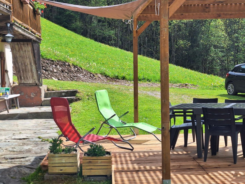 Nouvelle terrasse où vous pourrez déjeuner ou vous délassez au soleil - © Gîtes de France Nouvelle terrasse où vous pourrez déjeuner ou vous délassez au soleil