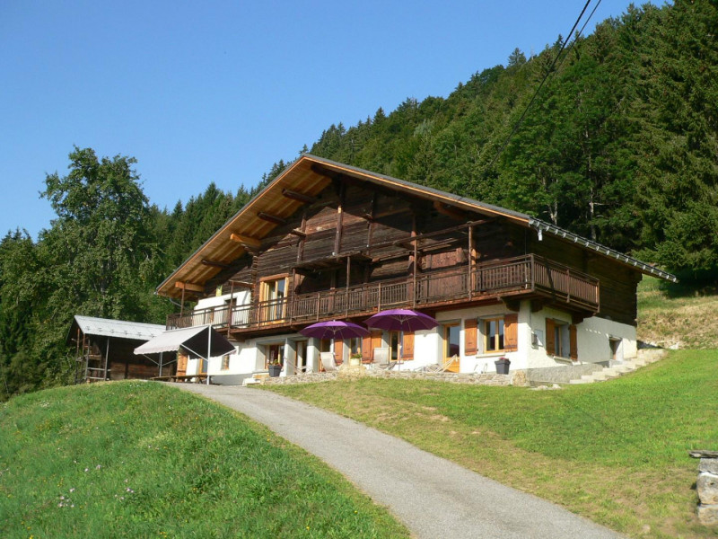 Chalet avec sa terrasse aménagée - © Gîtes de France Chalet avec sa terrasse aménagée