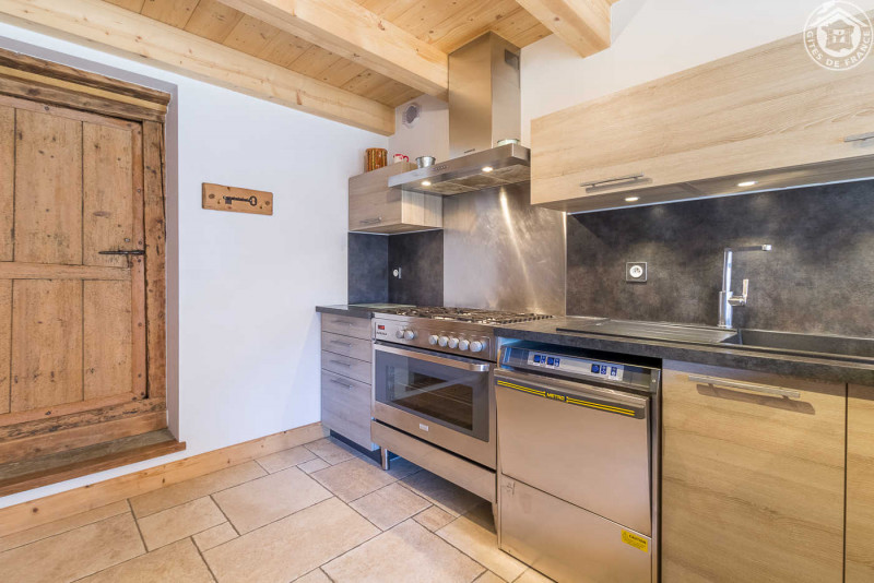 Cuisine
gazinière 5 feux gaz grand four électrique + hotte avec éclairages
lave-vaisselle semi-professionnel - © Gîtes de France Cuisine
gazinière 5 feux gaz grand four électrique + hotte avec éclairages
lave-vaisselle semi-professionnel