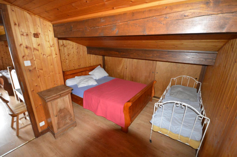 UNE CHAMBRE A L ETAGE