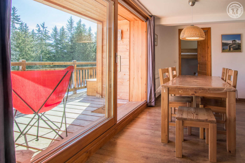 Chalet Les Carons, 6
Salle à manger - Balcon - © Gîtes de France Chalet Les Carons, 6
Salle à manger - Balcon