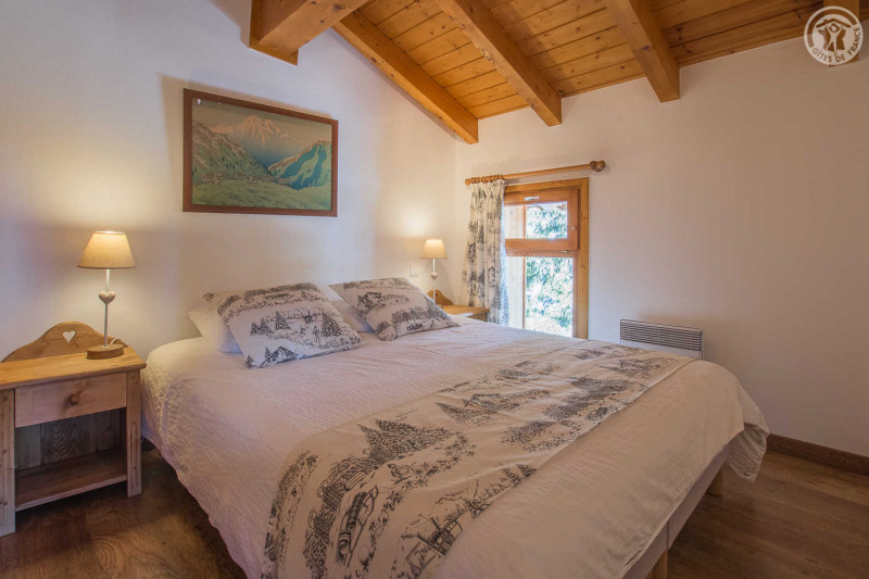 Chalet Les Carons, 6
Chambre double lit double 200x160 et 2 bons matelas + grand placard - © Gîtes de France Chalet Les Carons, 6
Chambre double lit double 200x160 et 2 bons matelas + grand placard