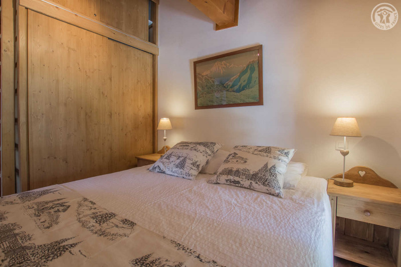 Chalet Les Carons, 6
Détail chambre double - © Gîtes de France Chalet Les Carons, 6
Détail chambre double