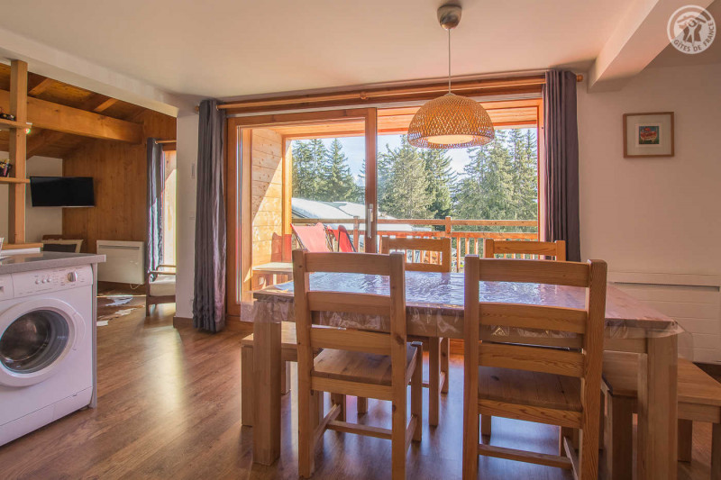 Chalet Les Carons, 6
Vue depuis l'entrée - © Gîtes de France Chalet Les Carons, 6
Vue depuis l'entrée
