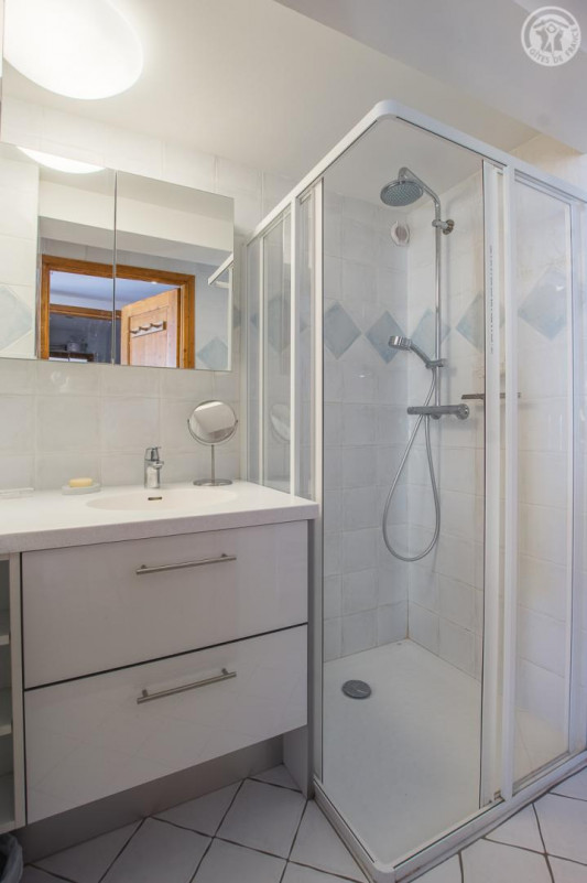 Chalet Les Carons, 6
Salle de douche - © Gîtes de France Chalet Les Carons, 6
Salle de douche
