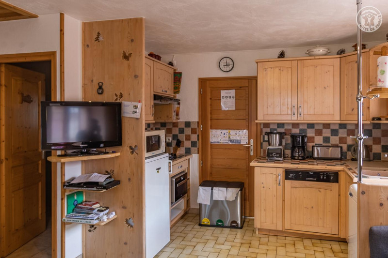 Coin cuisine ,frigo, plaque ,micro-onde,lave vaisselle, lave linge, cafetiere , bouilloire.... - © Gîtes de France Coin cuisine ,frigo, plaque ,micro-onde,lave vaisselle, lave linge, cafetiere , bouilloire....