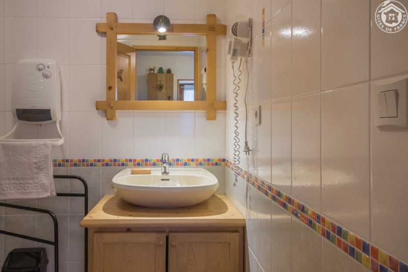 Salle de bain avec douche a l'italienne - © Gîtes de France Salle de bain avec douche a l'italienne