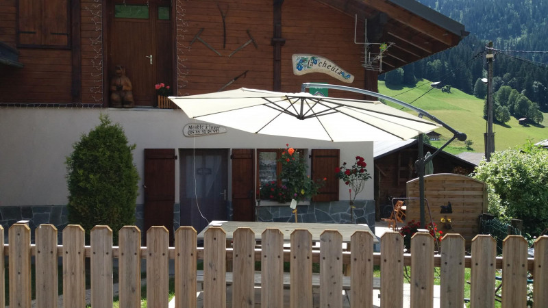 Entrée gite avec terrasse - © Gîtes de France Entrée gite avec terrasse