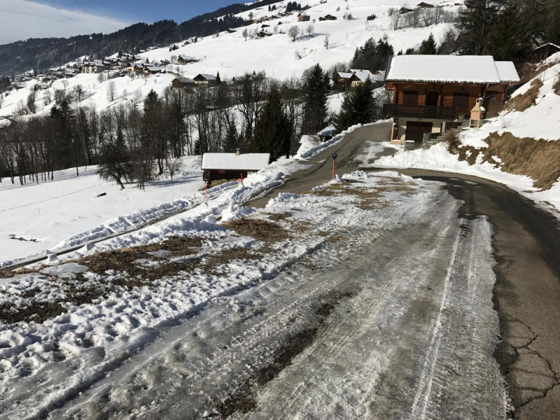 Parking privé face au chalet (5 voitures) - © Gîtes de France Parking privé face au chalet (5 voitures)