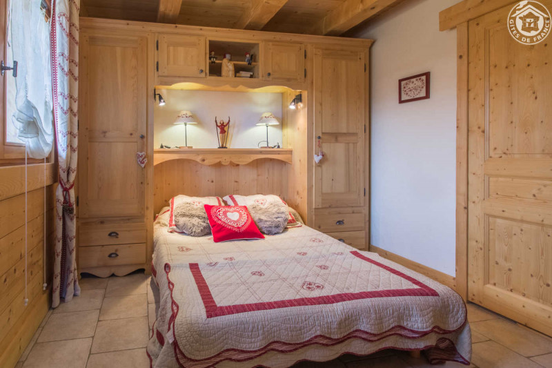 Chambre avec TV et une salle d'eau privative - © Gîtes de France Chambre avec TV et une salle d'eau privative