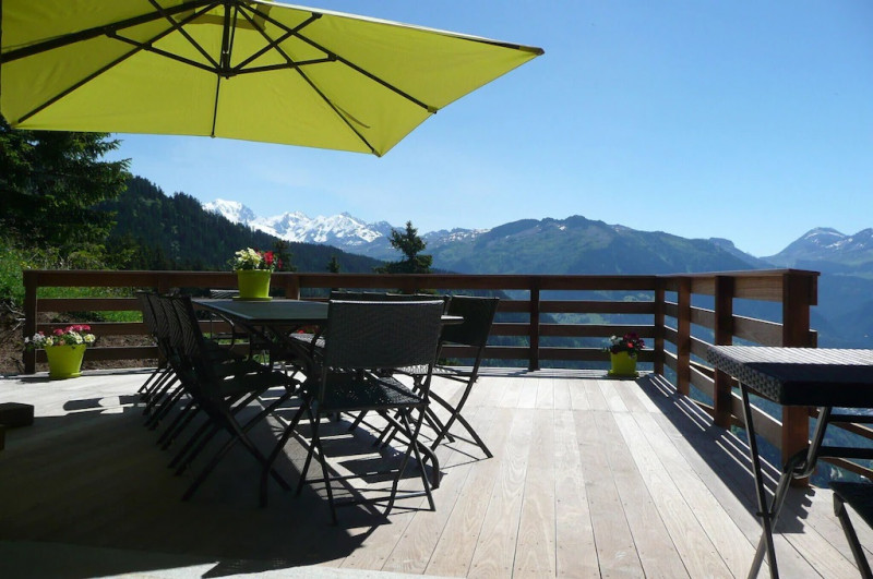 Chalet Vers Les Plans terrasse été - © Bouchage Yann Chalet Vers Les Plans terrasse été