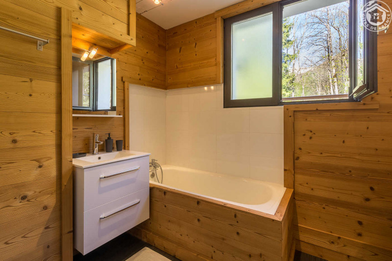 Salle de bain étage du bas avec baignoire - © Gîtes de France Salle de bain étage du bas avec baignoire