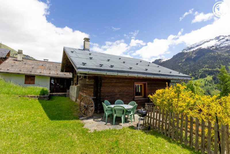 prairie autour du chalet
table, chaises de jardin