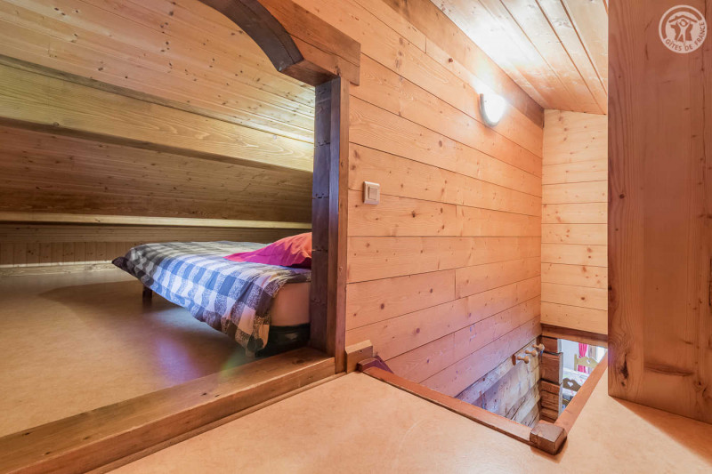 chambre mansardée en mezzanine avec hauteur totale inférieure à 1.80m