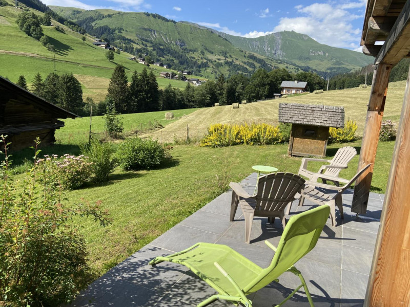 vue panoramique depuis la terrasse sur le vallon d'Hauteluce