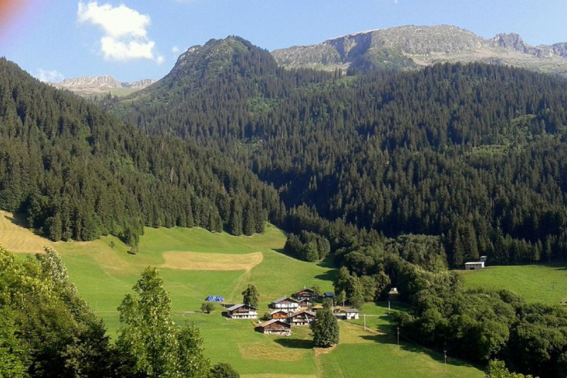 vue du hameau des granges depuis l'autre versant