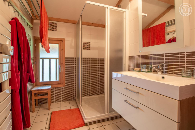 Salle de bains Ouest - 2éme étage - © Gîtes de France Salle de bains Ouest - 2éme étage